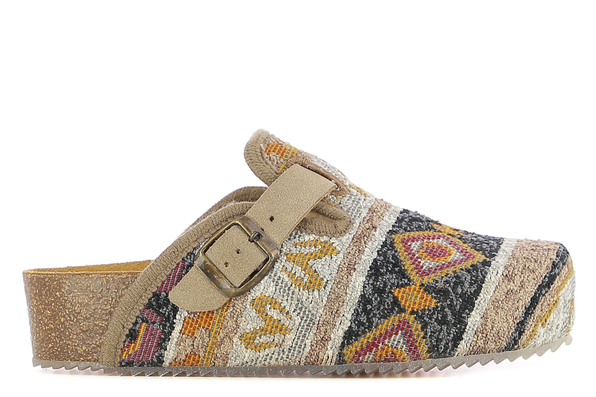 Una propuesta más étnica que las demás y con un tejido muy propio del otoño, estos zuecos de Camila's, cuyo precio ronda los 70 euros, no dejan de verse por las calles.