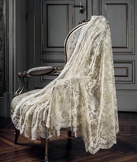 Imagen secundaria 2 - Vestido de cóctel de Cayetana Fitz-James Stuart, XVIII duquesa de Alba, de Pertegaz; chaquetilla de traje corto de ta ; y velo de boda de la emperatriz Eugenia de Montijo en encaje de aplicación de Bruselas