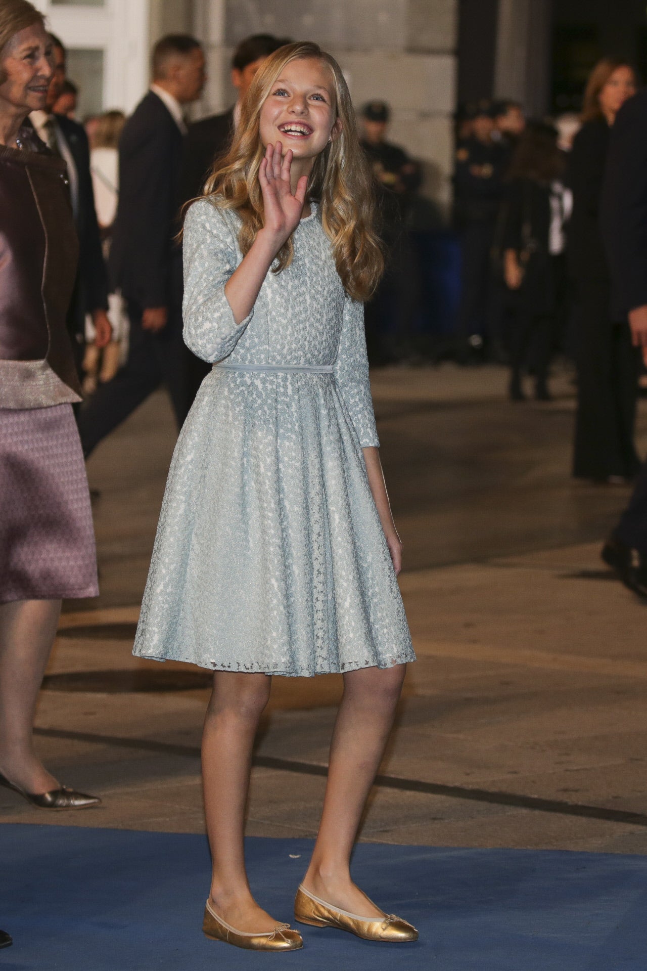 En su debut en los galardones, en 2019, la Princesa Leonor llevó un diseño azul bebé, con falda de vuelo. En los pies, unas bailarinas metalizadas en dorado.