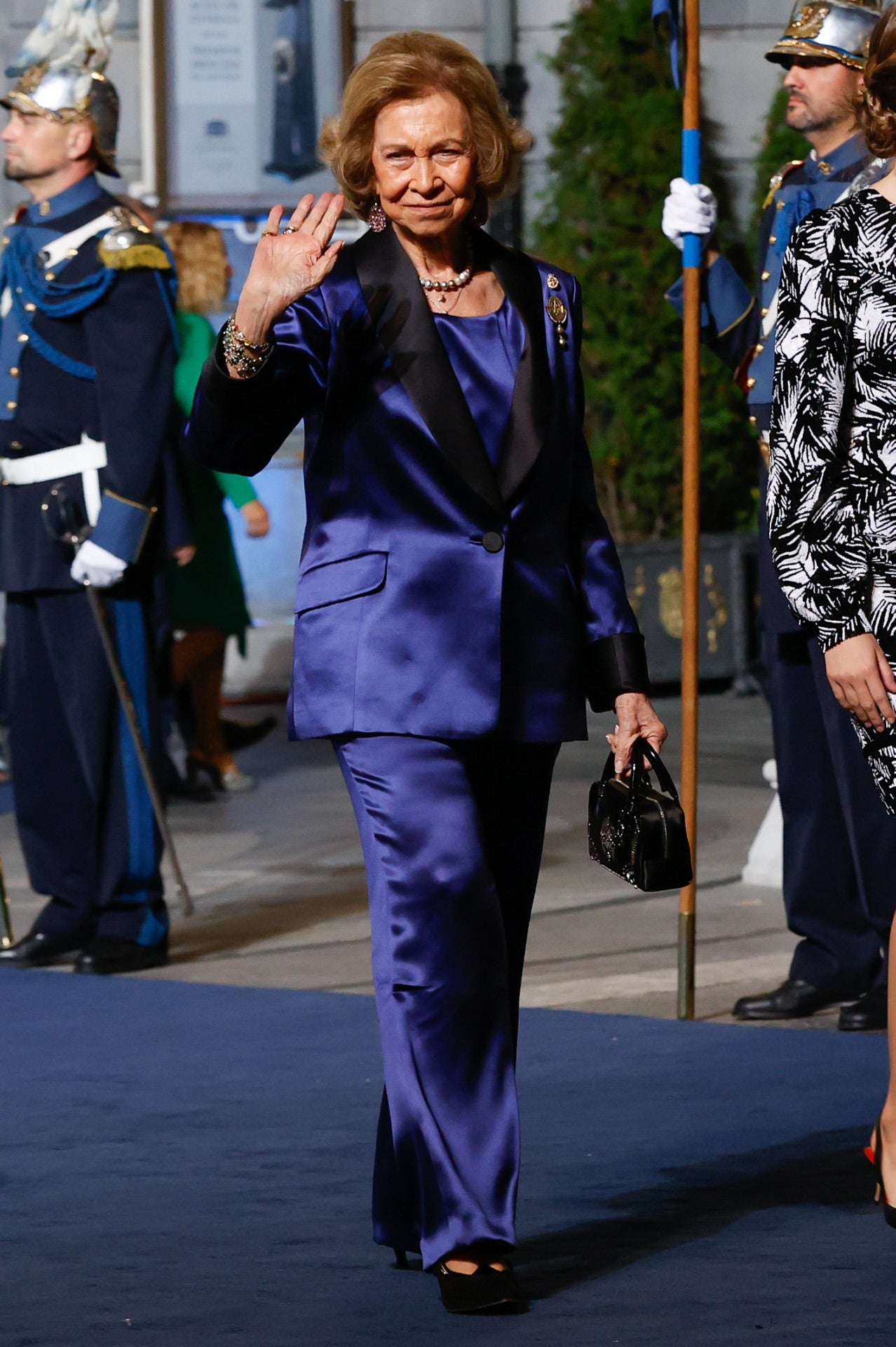 En 2022, la Reina Sofía se decantó por un dos piezas de chaqueta y pantalón en color azul, de terciopelo y con las solapas a contraste en negro.