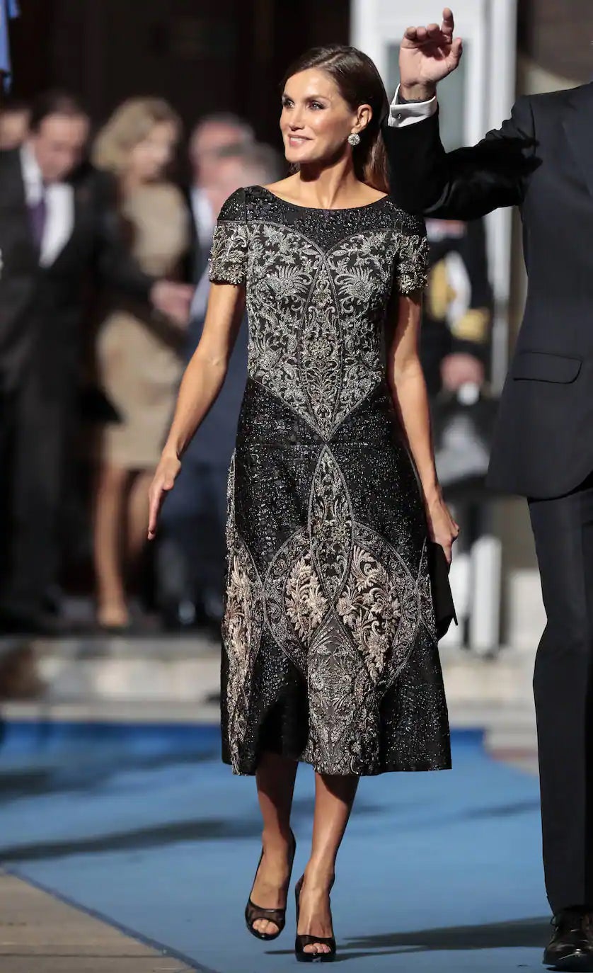 En los Premios Princesa de Asturias 2018, Letizia llevó un diseño que pertenece a Felipe Varela, y fue el último año (hasta la fecha) que escogió al diseñador para este evento, de quien viste años anteriores. El vestido, con bordados a mano y dibujo patchwork, lo combinó con salones negros de Magrit y bolso del mismo color.