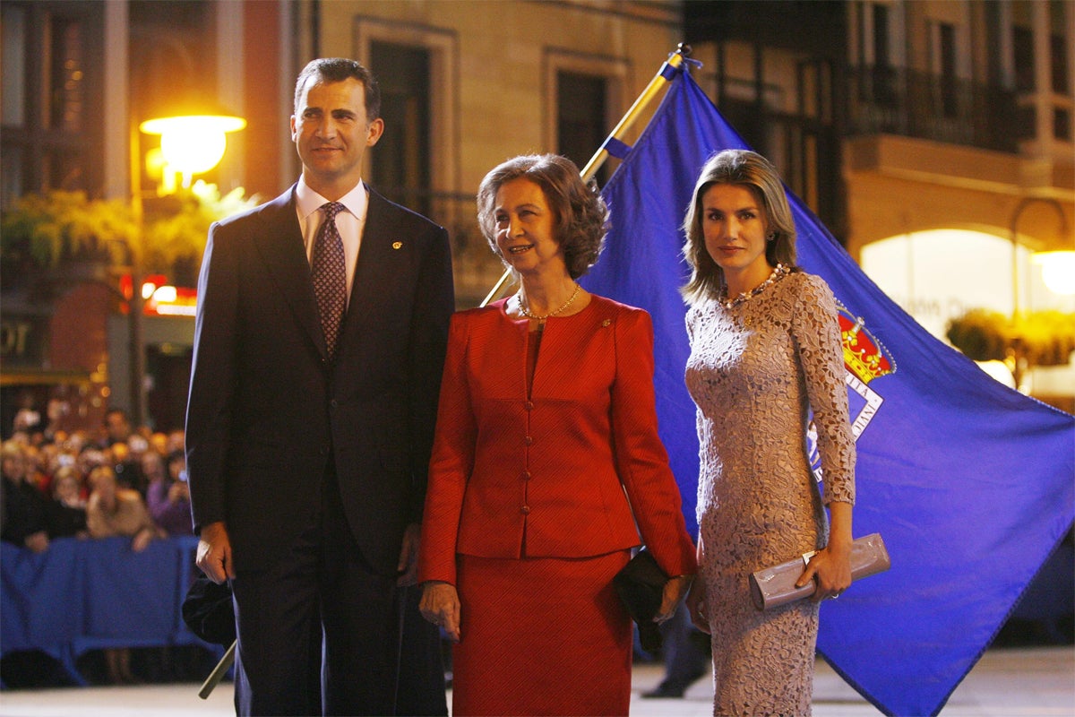 Para los Premios Príncipe de Asturias 2008, Letizia escogió un vestido cuyo patrón ha repetido en varias ocasiones: con silueta lápiz, media manga y encaja de Felipe Varela.