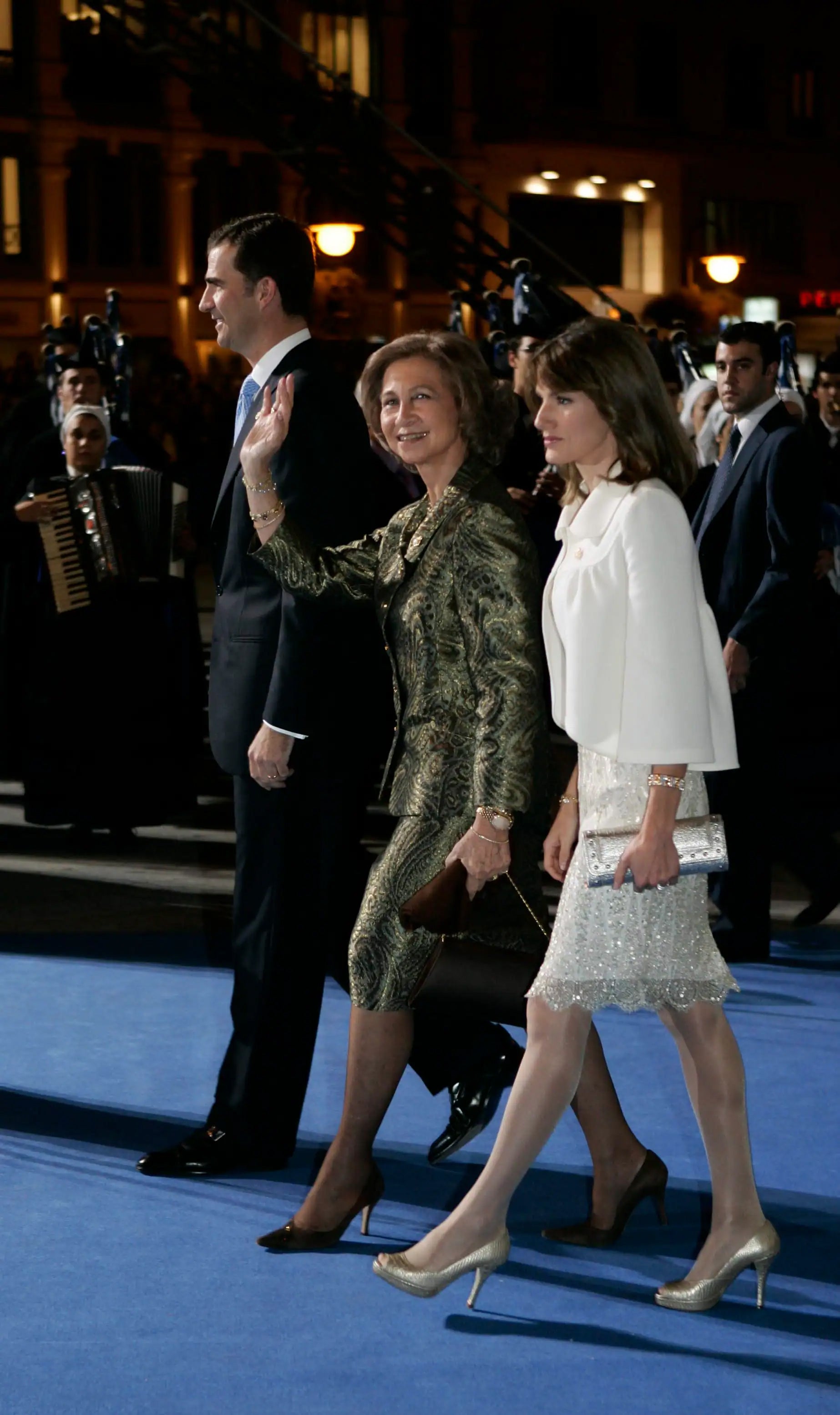  En los Premios Príncipe de Asturias de 20107, Letizia llevó un vestido por encima de la rodilla bordado con cristales de Swarosvki de Felipe Varela y lo combinó con una chaqueta blanca, zapatos dorados y bolso a juego. 