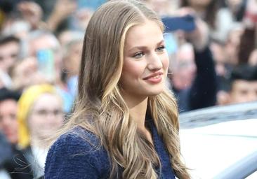 Doña Leonor elige un sobrio vestido azul para los Premios Princesa de Asturias