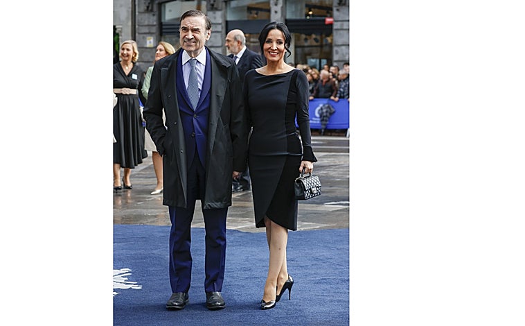Imagen principal - Cruz Sánchez Lara y Pedro J. Ramírez en los Premios Princesa de Asturias; María León y Leticia Dolera durante el estreno de Disney +