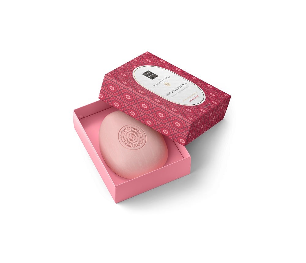 Gama de limpiadores y exfoliantes sólidos The Clean Beaty Bars de Rituals (12,90 euros). Con más del 90 % de ingredientes naturales y envases reciclables de papel FSC certificado, con los que cuidar la piel del rostro, del cuerpo y del cabello. Con un pH equilibrado y ricos en activos botánicos naturales para no resecar.