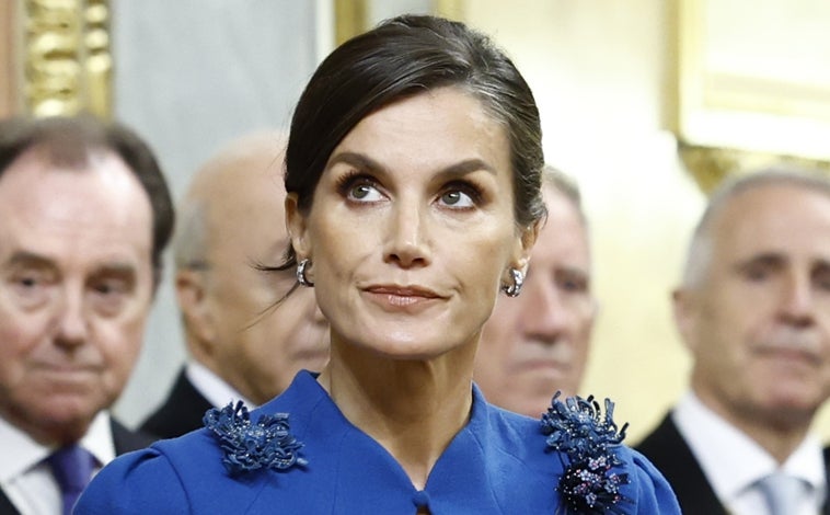 Imagen principal - La Reina Letizia ha repetido su vestido azul de Carolina Herrera durante la jura de la Princesa Leonor