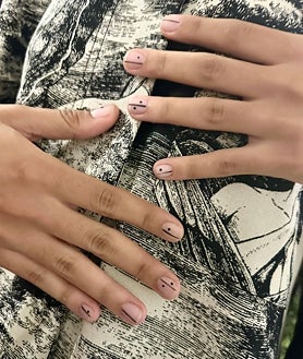 Imagen secundaria 2 - Uñas negras lisas, combinadas con una manicura francesa tradicional o un minimalista 'nail art' con puntitos y rayas. 