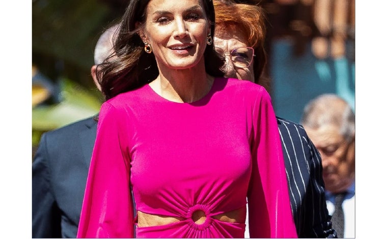 Imagen principal - Doña Letizia con vestido 'cut out'; con falda de H&M con abertura en la pierna; y con look con traje y zapato plano junto al Rey Felipe VI