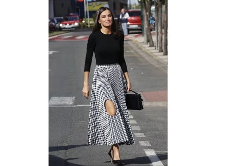 Imagen secundaria 1 - Doña Letizia con vestido 'cut out'; con falda de H&M con abertura en la pierna; y con look con traje y zapato plano junto al Rey Felipe VI