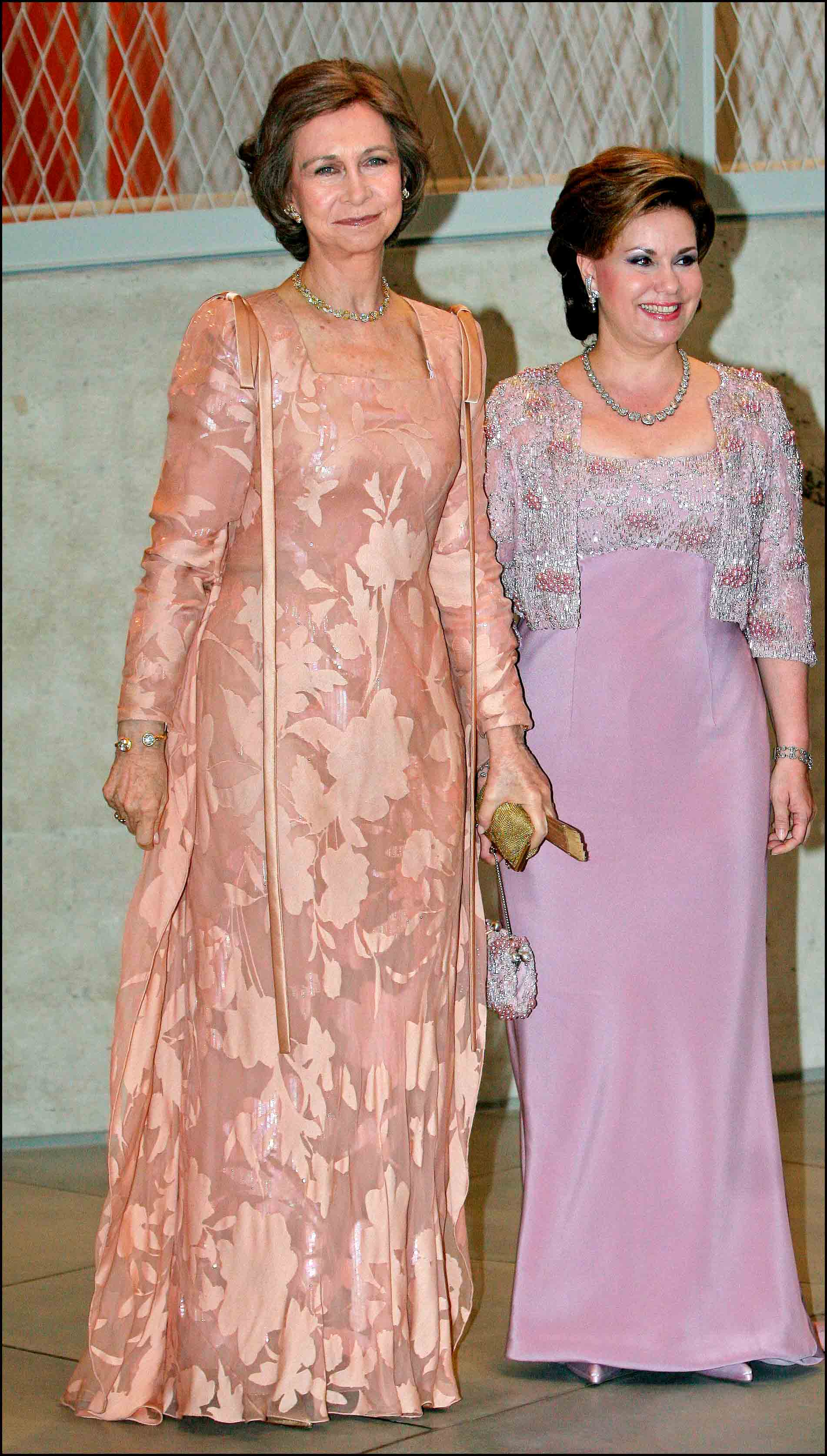 Durante una visita a Luxemburgo, con un diseño coral con estampado floral semitransparente. 