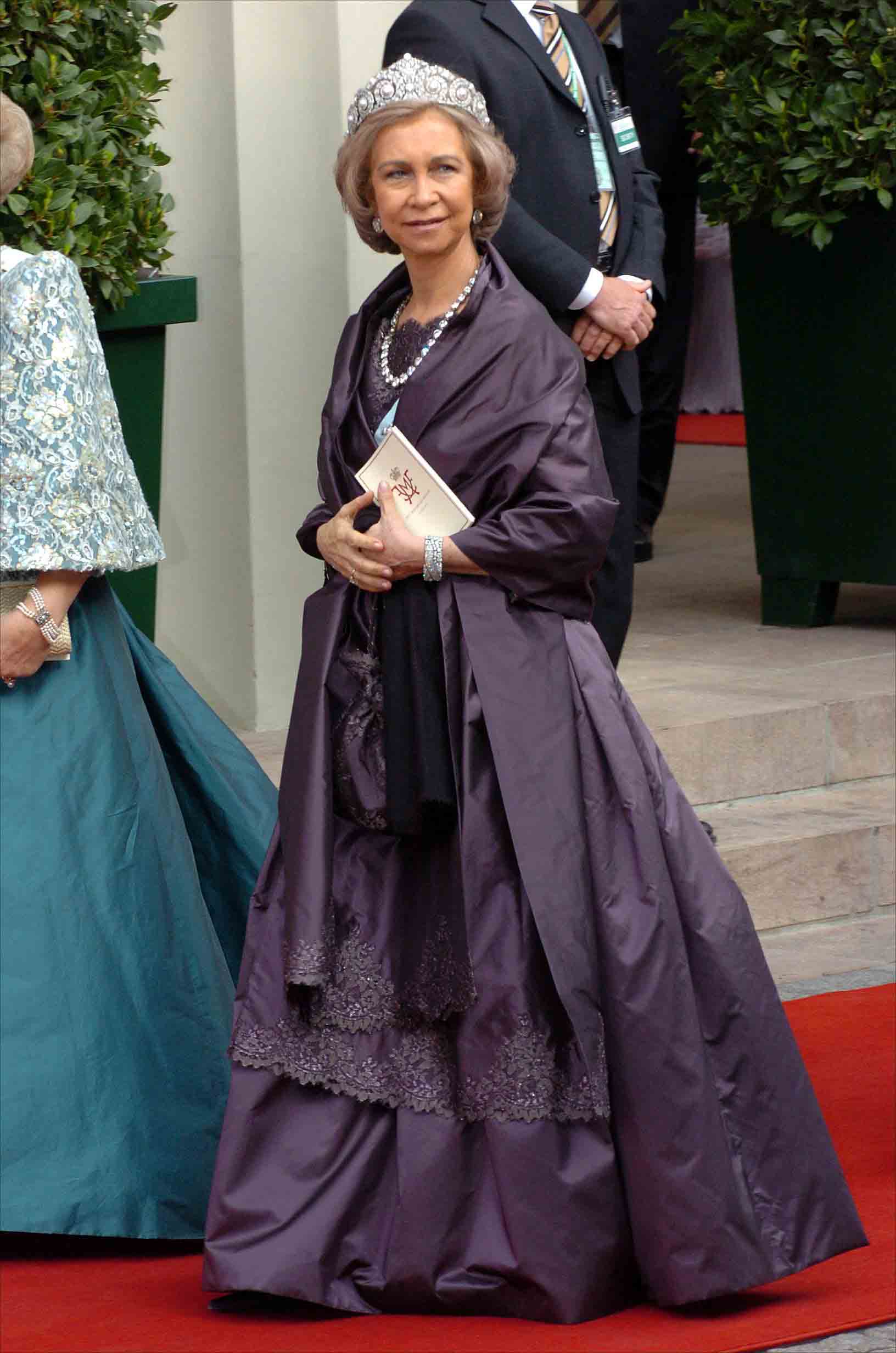 Con una tiara en el pelo y un espectacular vestido en color berenjena, la Reina Sofía acudió a la boda de Federico de Dinamarca.