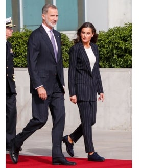 Imagen secundaria 2 - Doña Letizia con vestido 'cut out'; con falda de H&M con abertura en la pierna; y con look con traje y zapato plano junto al Rey Felipe VI