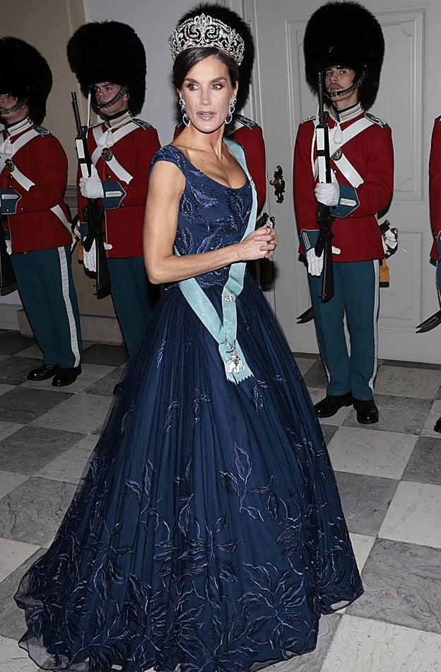 Doña Letizia con vestido de gala de Felipe Varela en Copenhague.