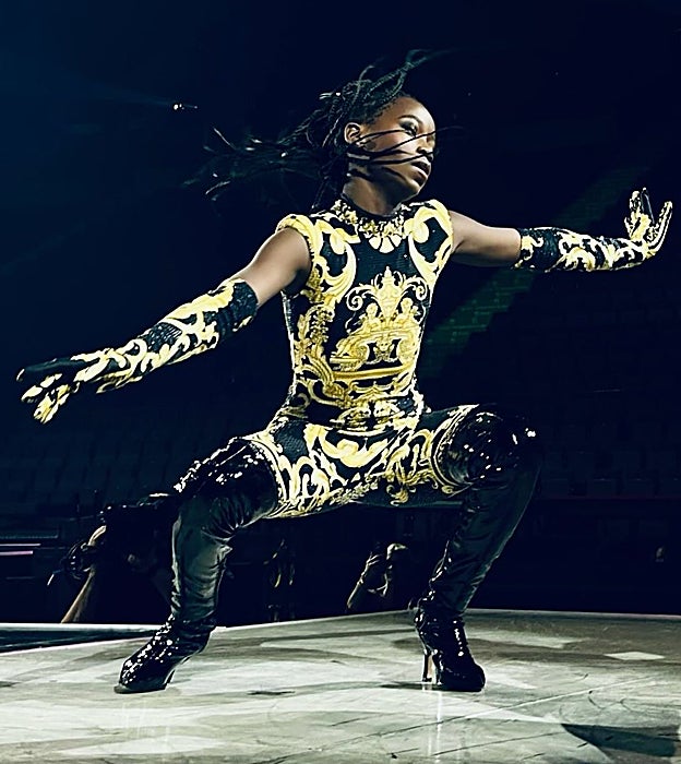 La hija de Madonna en el escenario con un estilismo firmado por Versace.