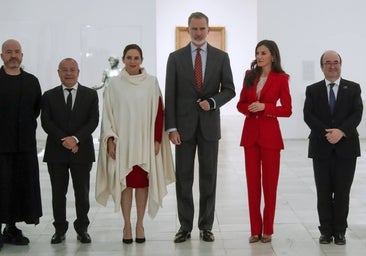 Isabel Díaz Ayuso oculta con una capa su traje para no coincidir con la Reina Letizia