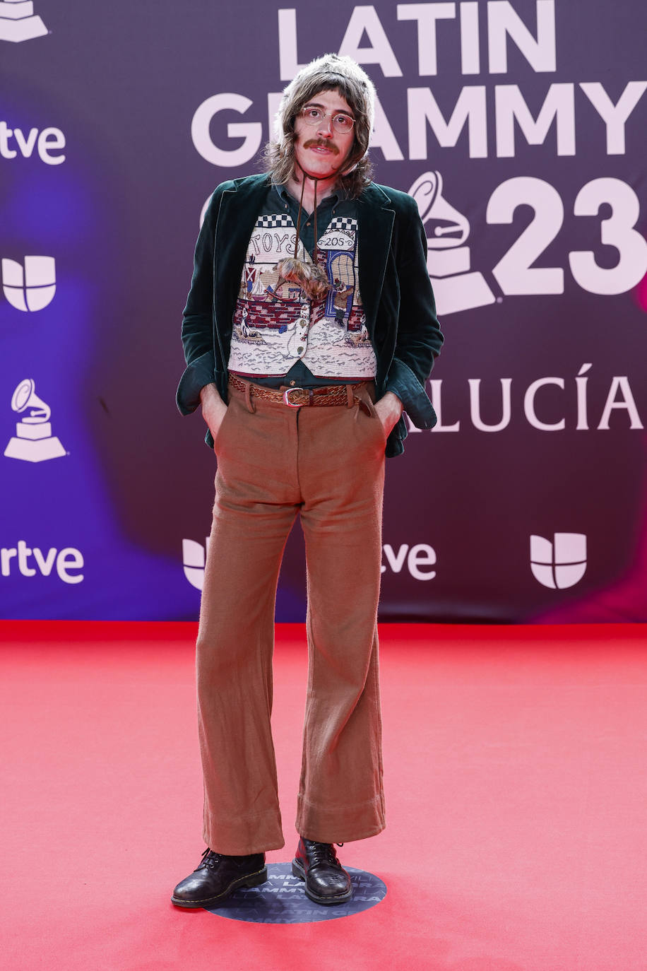 Tim Bernardes ha apostado por un look vintage con pantalón de pana. 