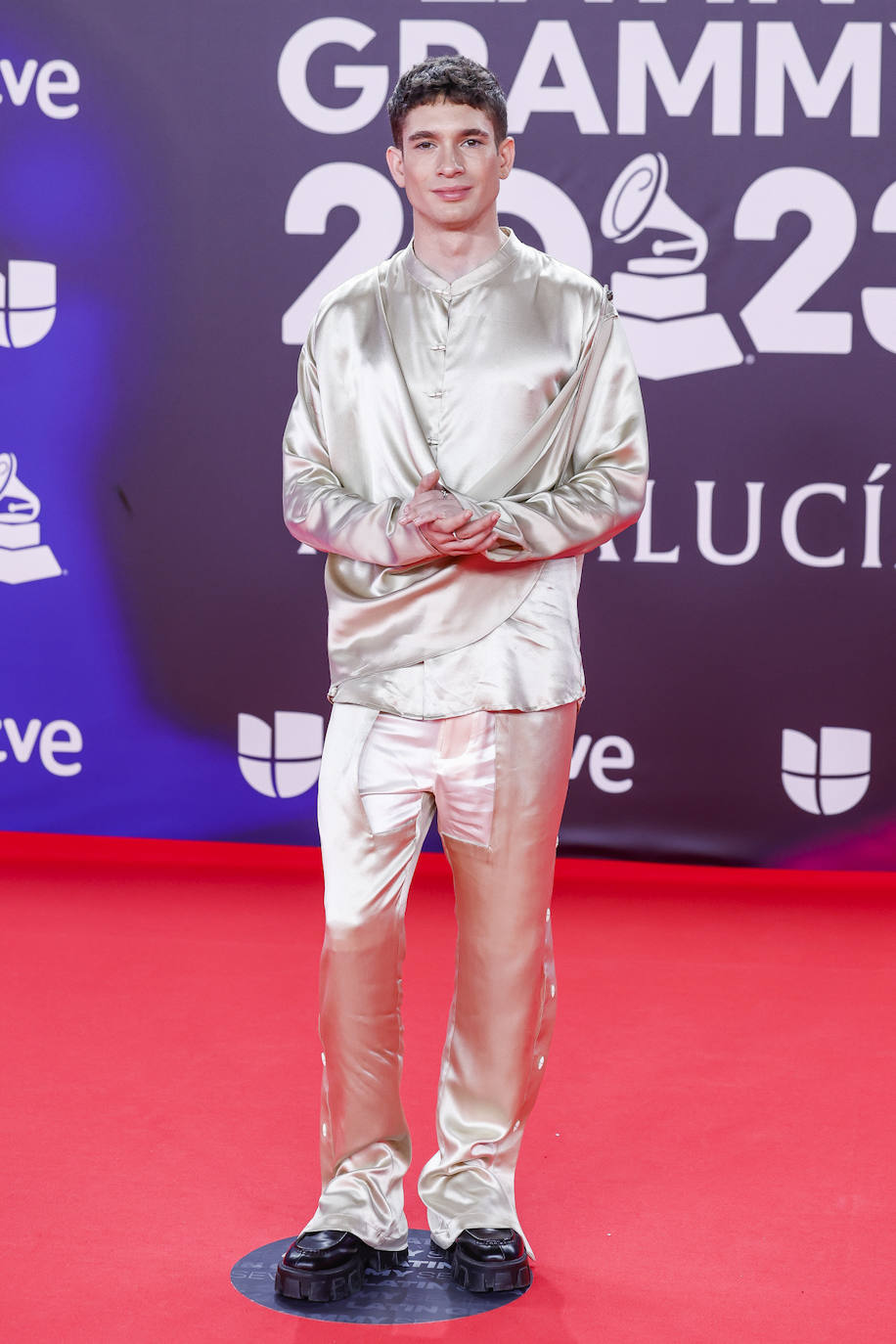 Leon Leiden con un traje pijamero en color blanco satén. 