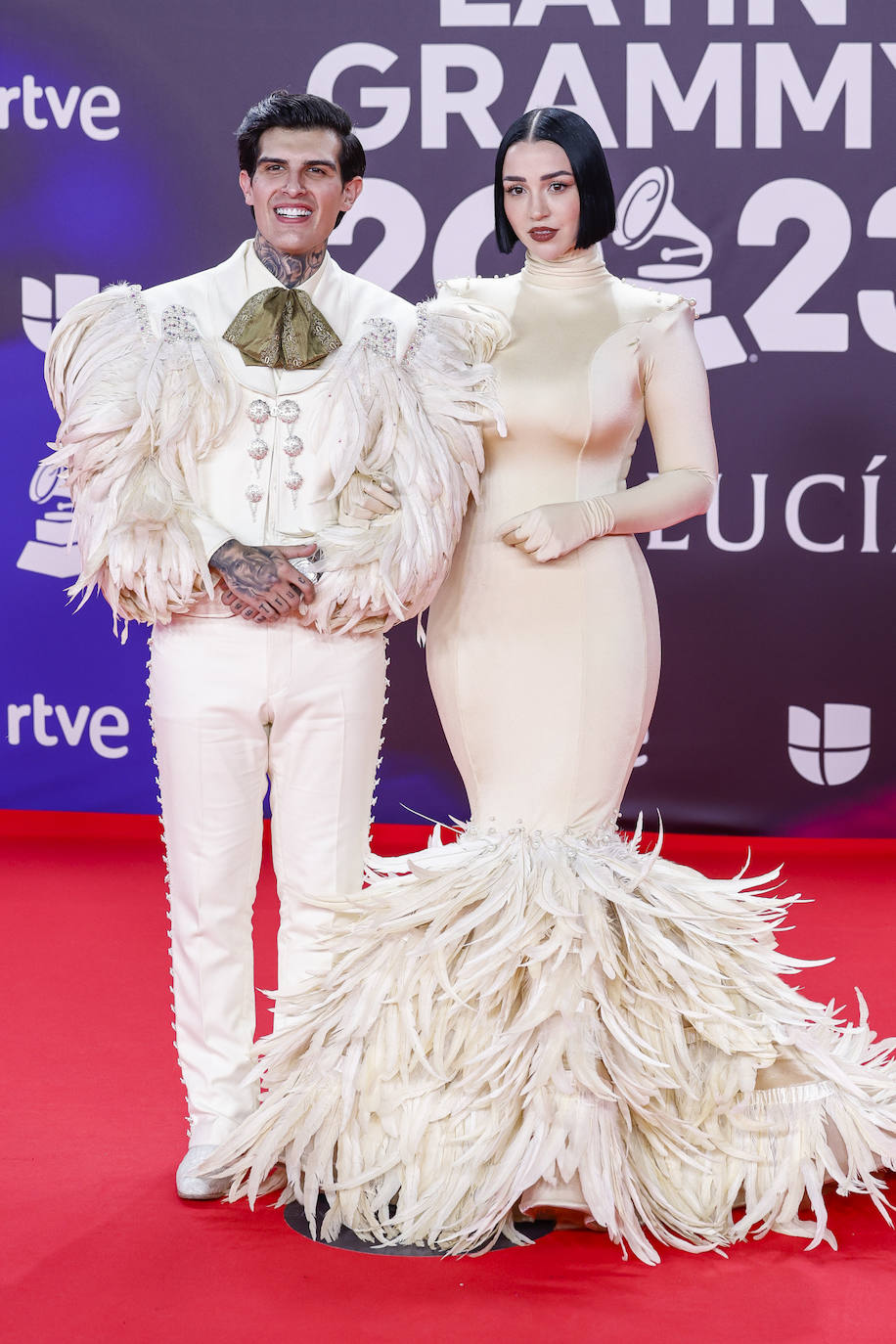 Esta pareja decidió lucir un estilismo a juego donde las plumas fueron las protagonistas. 
