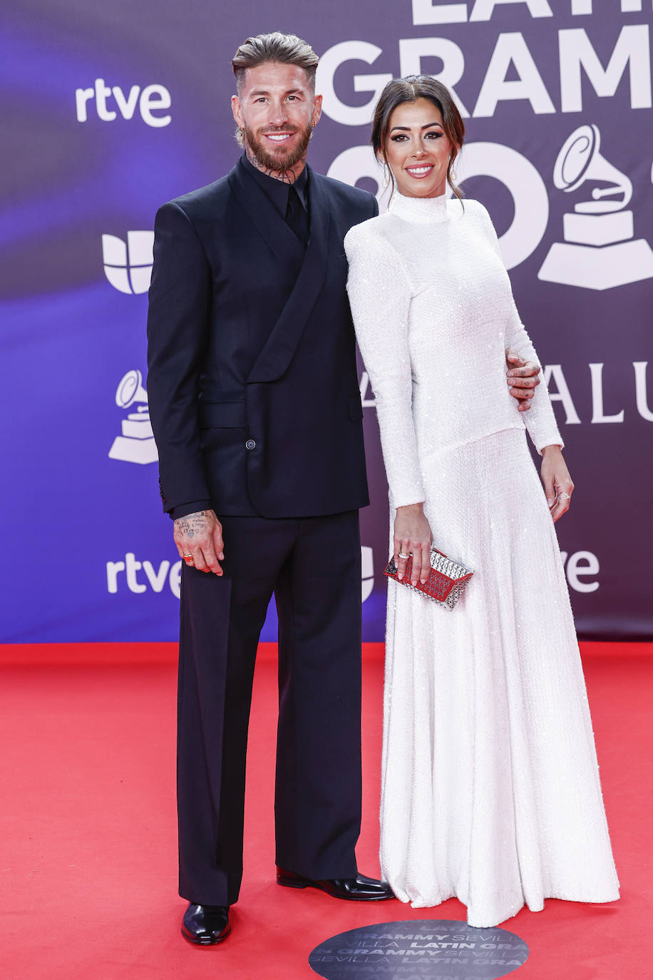 Sergio Ramos también se ha decantado por el negro con un original traje. Ha posado con su hermana que llevaba un vestido blanco. 