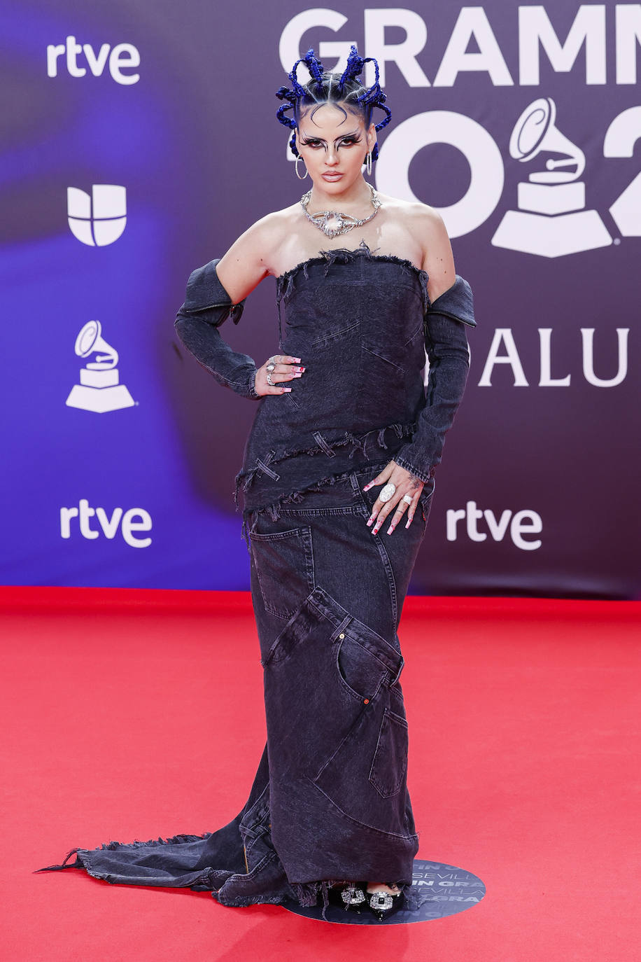 Sita Abellán ha llevado un vestido confeccionado con retales de jeans negros. Se trata de custom look de Levi's®, que propuso a la diseñadora Pepa Salazar un pequeño reto: utilizar 501® Original procedentes de excedentes y convertirlos en un vestido de gala. Además, la DJ ha lucio un original peinado de trenzas y un psicodélico maquillaje. 