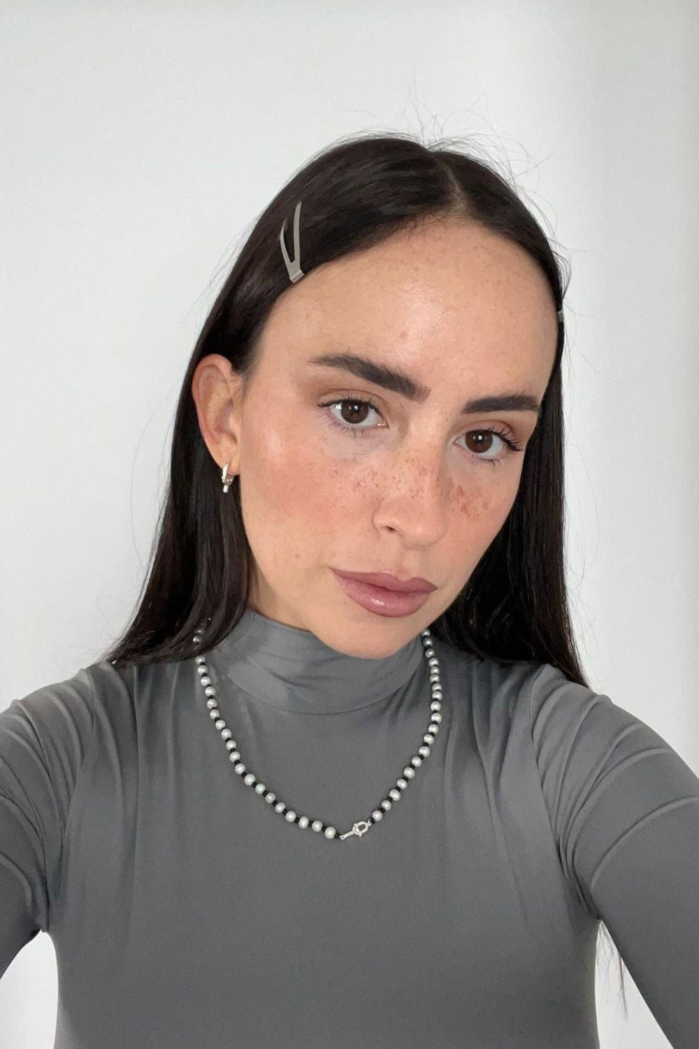 Pelo suelto, raya en medio y horquillas a ambos lados.