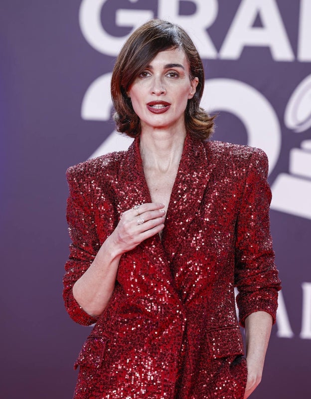 Paz Vega fue una de las presentadoras de la gala de entrega de los Grammy Latinos 2023. Para posar en la alfombra roja, la actriz lució un traje de lentejuelas en rojo oscuro que combinó con labios burdeos.