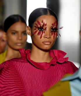 Imagen secundaria 2 - Kaia Gerber para Givenchy y modelos de Maison Margiela con plumas sobre la pasarela de París