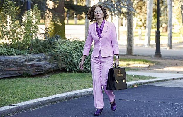 María Jesús Montero con traje lavanda en el Consejo de Ministros.