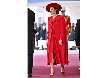 Imagen secundaria 1 - La Reina Letizia con traje rojo y Kate Middleton con look completamente rojo en uno de sus últimos actos públicos
