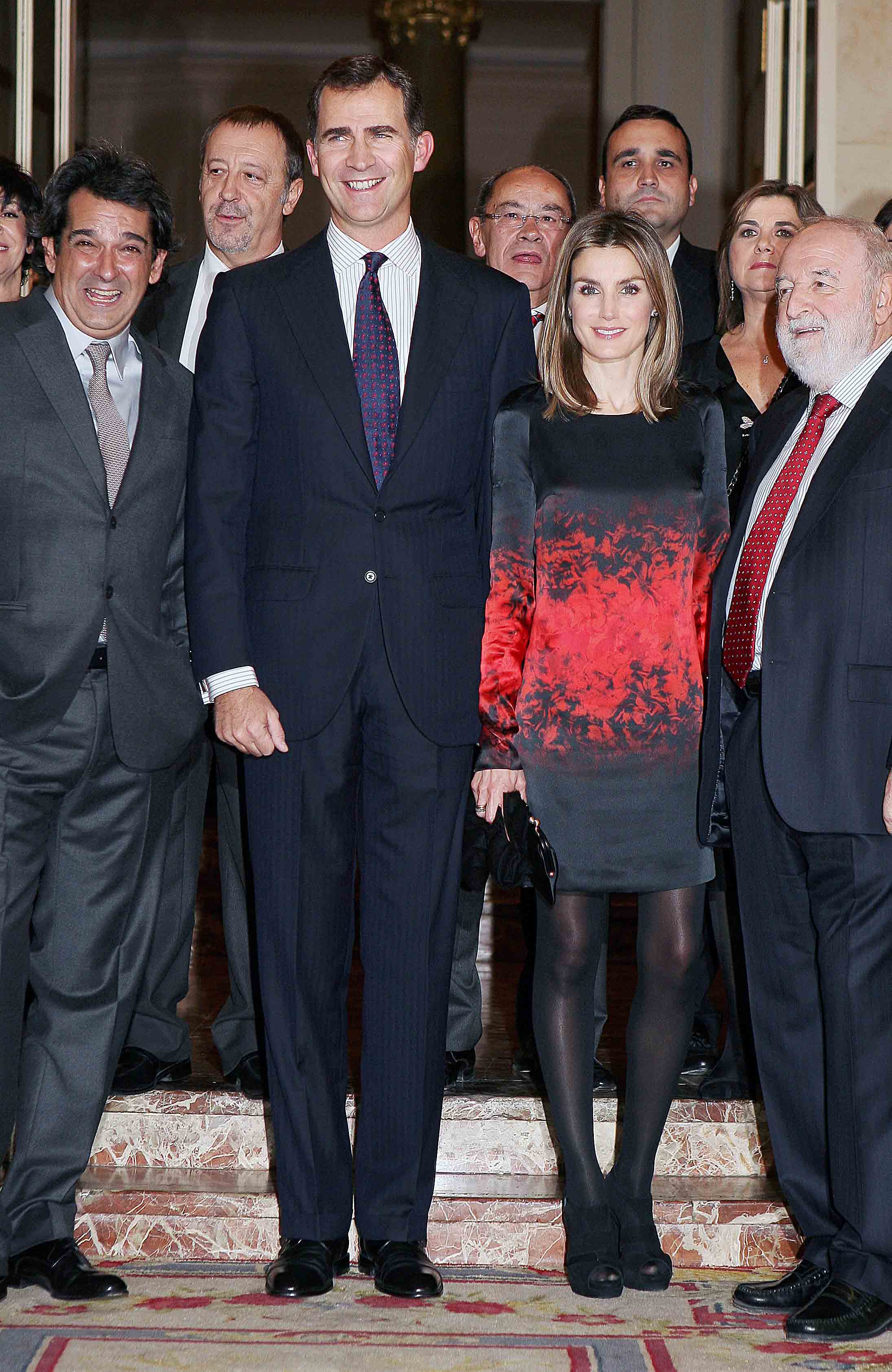 Otro de los estilismos de Doña Letizia en estos galardones: con medias negras, combinó un vestido mini confeccionado en satén y con un estampado en la zona central en color rojo que destacaba. 