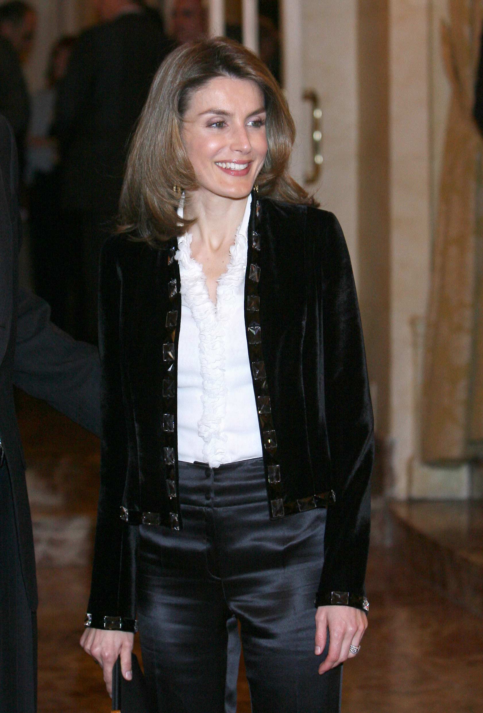 En 2008, Doña Letizia escogió un pantalón satinado, camisa blanca y chaqueta de terciopelo. 