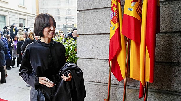 Diana Morant con blusa negra satinada a la entrada al Congreso.