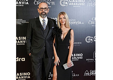 Imagen secundaria 1 - Laura Escanes; Risto Mejide y Natalia Almarcha; y Marta Oria en la presentación del documental de la familia Pombo