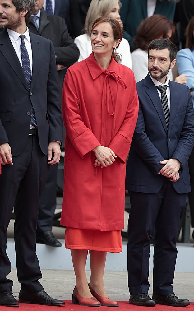 Mónica García, de rojo en la apertura de las Cortes.