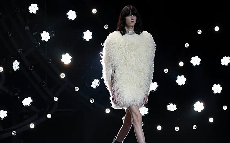 Imagen principal - Modelos con diseños de Céline, Sonia Rykiel y Valentino