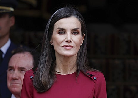 Imagen secundaria 1 - La Reina ha derrochado elegancia con un vestido burdeos y complementos del mismo tono. 