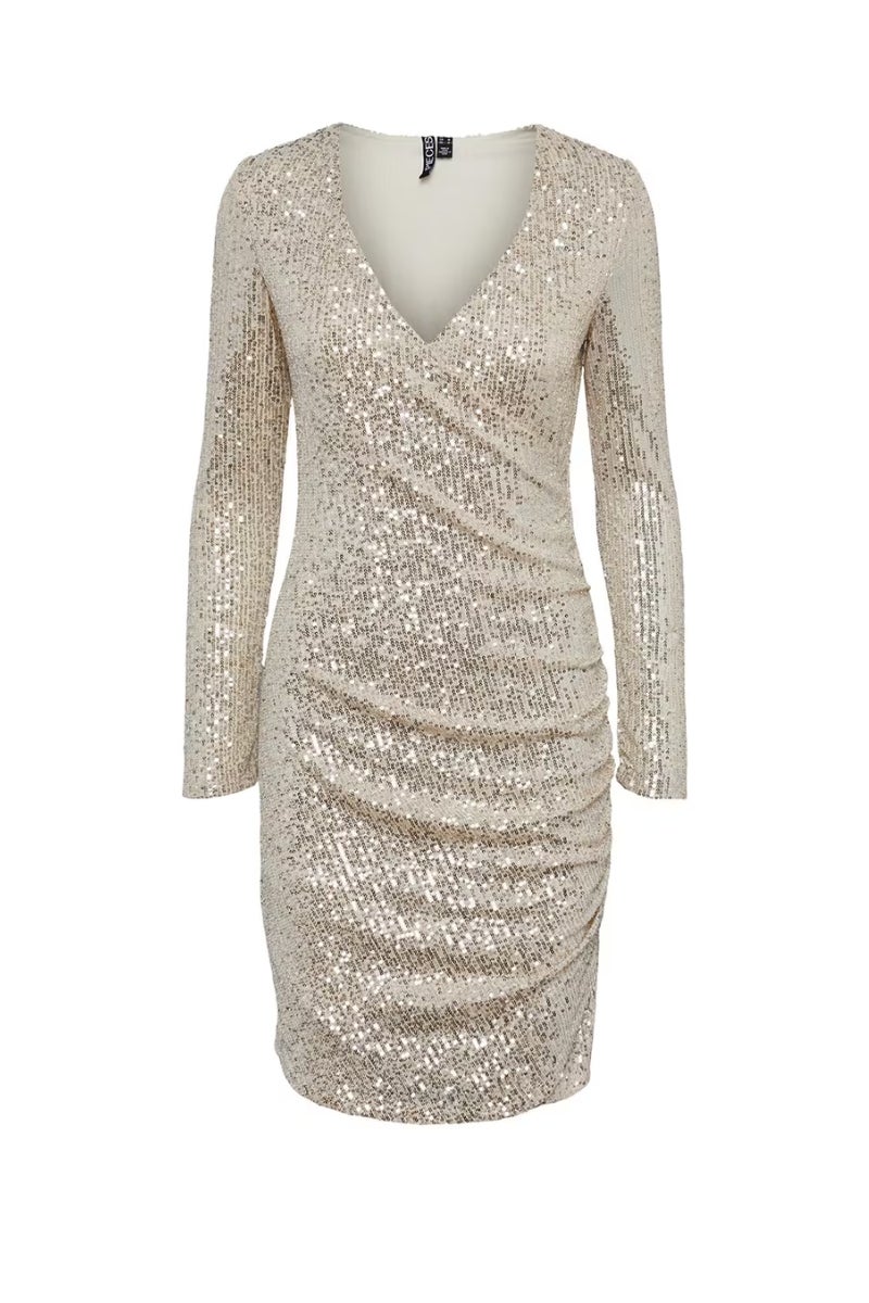 Pieces. Vestido de lentejuelas de manga larga, escote en uve y corte midi en color champán. Precio: 59,99€.