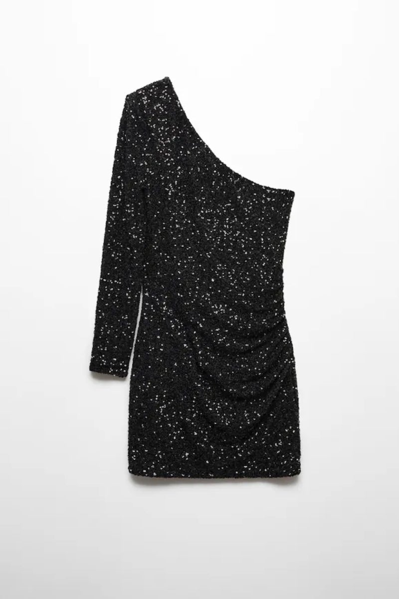 Mango. Minivestido de lentejuelas con escote asimétrico a una manga de color negro. Precio: 39,99€.