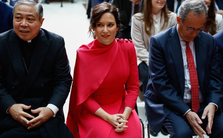 Imagen principal - Isabel Díaz Ayuso con el vestido Yuria de la firma de Vicky Martín Berrocal