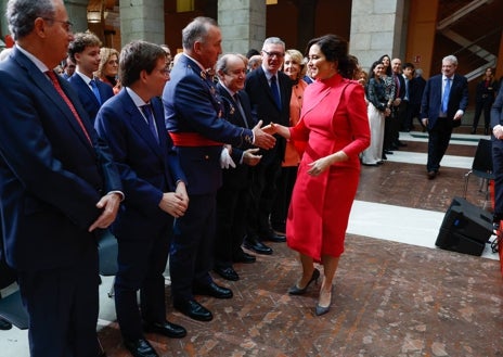 Imagen secundaria 1 - Isabel Díaz Ayuso con el vestido Yuria de la firma de Vicky Martín Berrocal