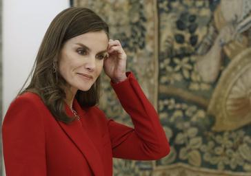La Reina Letizia repite el traje rojo que llevó al Mundial de fútbol femenino