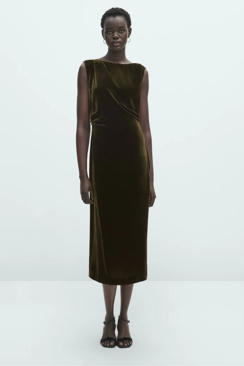 Massimo Dutti. Vestido midi de terciopelo verde de silueta lápiz con cuello barco y un fruncido en la cintura. Un modelo sobrio y sofisticado al que dar una nueva vida cada vez que se luzca gracias a los accesorios con los que se combine. Precio: 129€.