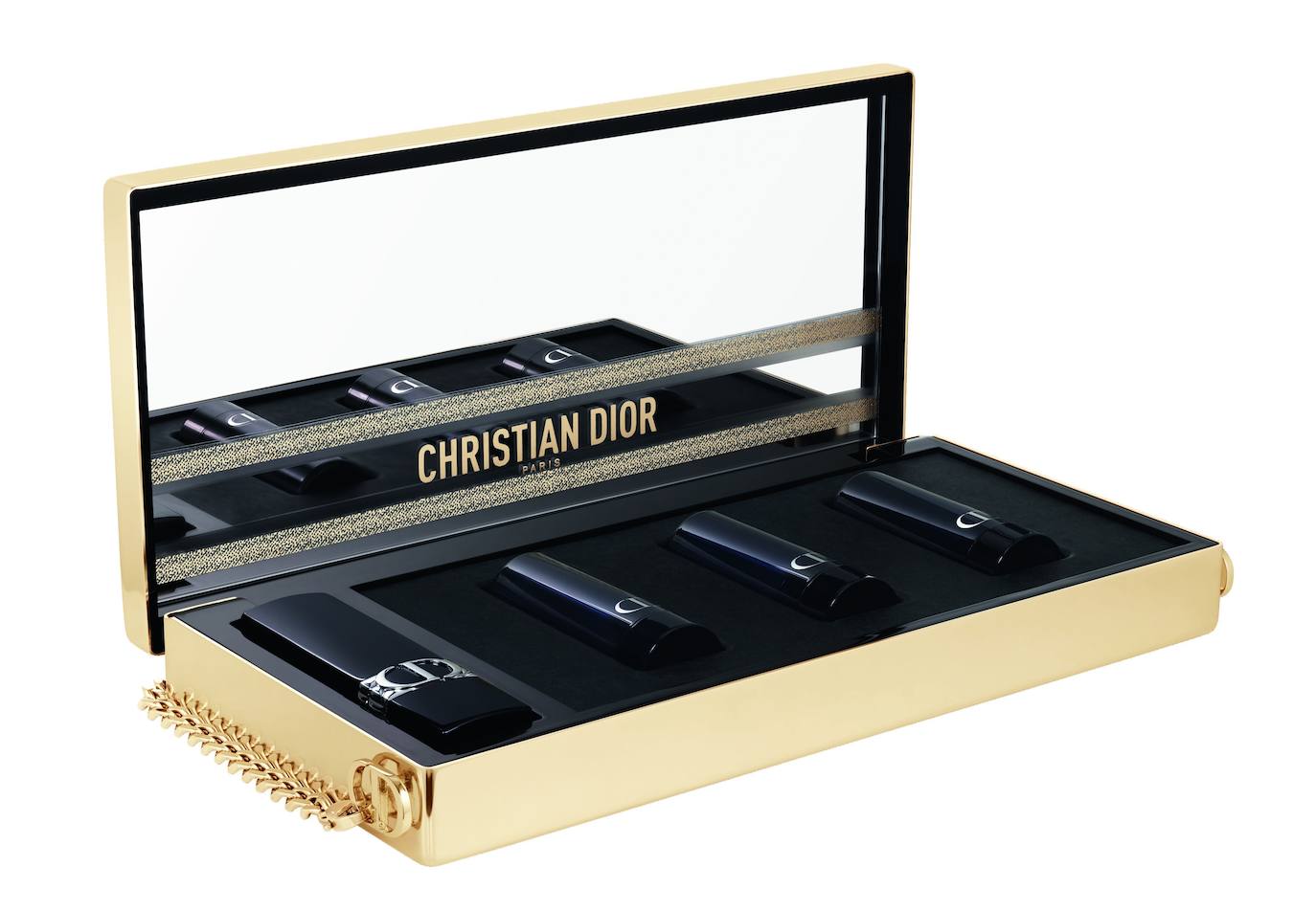 Estuche La Minaudière de Dior (350 euros). Este estuche de metal dorado alberga un Rouge Dior 999 y 3 recargas de diferentes colores. Se puede reciclar en clutch de noche (lleva cadena). Se vende en dior.com y en algunos puntos de venta exclusivos como ECI Serrano y Castellana.