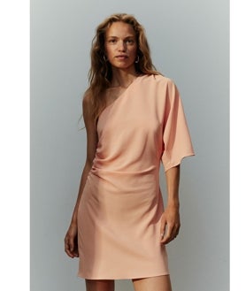 Imagen secundaria 2 - Gorra de Pull & Bear 'Aloha' (9,99€), zapatillas 'Venturi Suede Almond Peach' de Veja (185€) y vestido drapeado de H&M (25,99€)