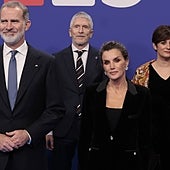 La Reina Letizia deslumbra con un elegante traje de terciopelo y diamantes