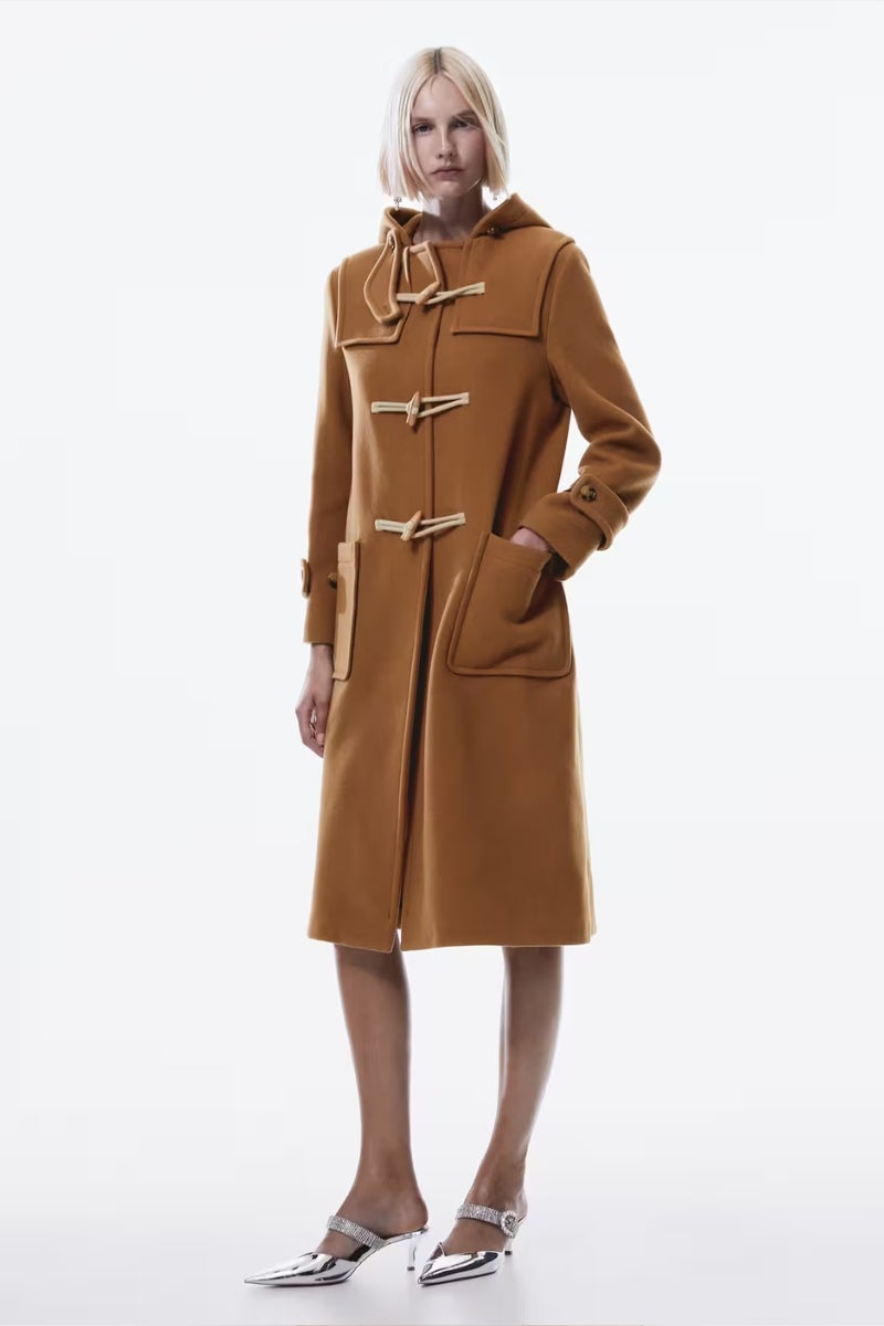 Mango. Trenca lana en tonos beiges con capucha y bolsillos de parche en la parte delantera. Precio: 199€.