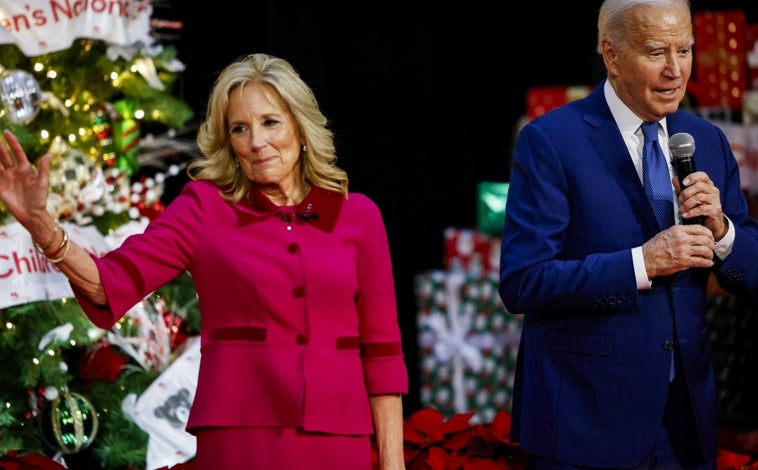 Imagen principal - Jill Biden, Adriana Abenia y Thimothée Chalamet con distintas opciones de terciopelo