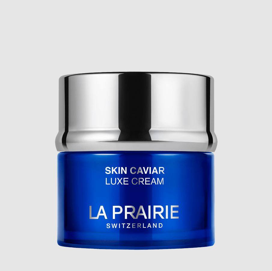 En el mes de septiembre,  La Prairie lanzaba la nueva Skin Caviar Luxe Cream, una reinterpretación de su icónica Skin Caviar original creada en 1987. Desde sus inicios, la fórmula ha evolucionado, reimaginada con cada avance de la Ciencia del Caviar. Con este nuevo lanzamiento, los científicos pioneros de La Prairie dan el siguiente paso en el lifting y la firmeza para centrarse en la vida misma dentro de la piel. Fusión de los micronutrientes de caviar recientemente desarrollados con Caviar Premier por primera vez, la Skin Caviar Luxe Cream remasterizada tiene como objetivo apoyar el metabolismo de la piel y, en última instancia, restaurar su estructura juvenil. Precio: 571 euros / 50 ml