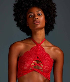 Imagen secundaria 2 - Arriba, sujetador con aros con un precio de 39.90 euros en Intimissimi. Abajo a la izquierda, sujetador triágnulo, 35,90 euros en Intimissimi. A la derecha, sujetador halter de Hunkemoller, 39.99 euros. 